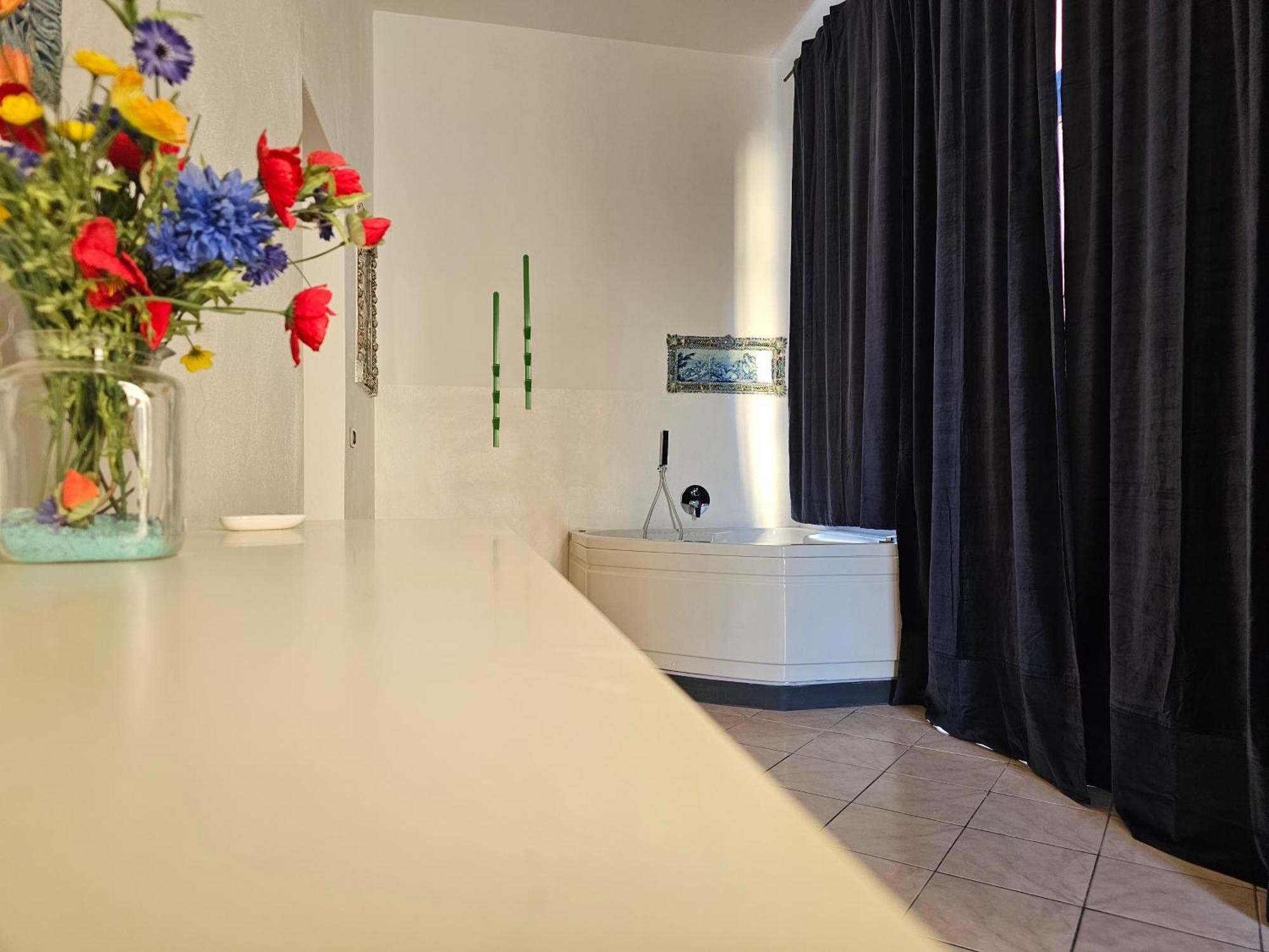 ואראצה Casa Atena, Spaziosa, Romantica Con Idromassaggio Privato מראה חיצוני תמונה