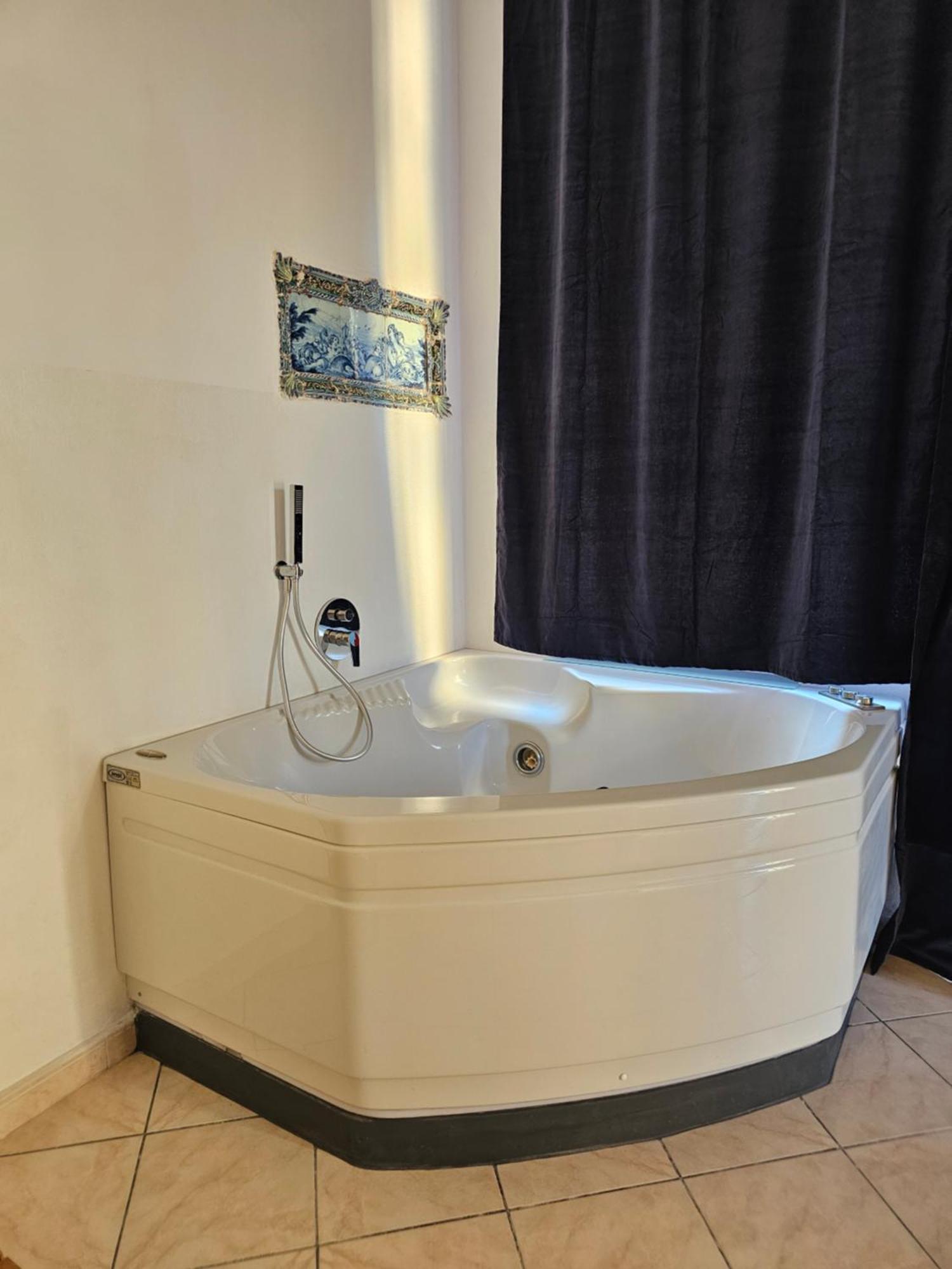 ואראצה Casa Atena, Spaziosa, Romantica Con Idromassaggio Privato מראה חיצוני תמונה
